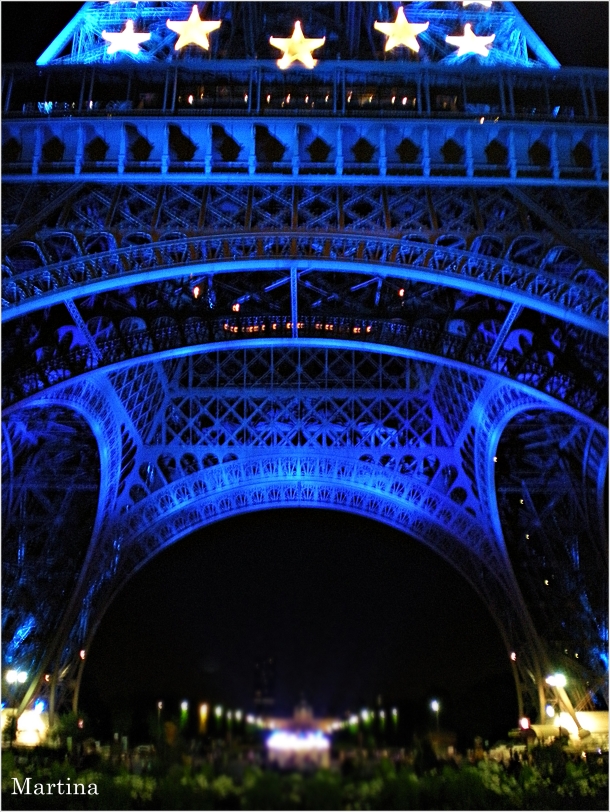 "...la Tour Eiffel venne decorata con le stelle dell'UE e una spettacolare luce blu..."