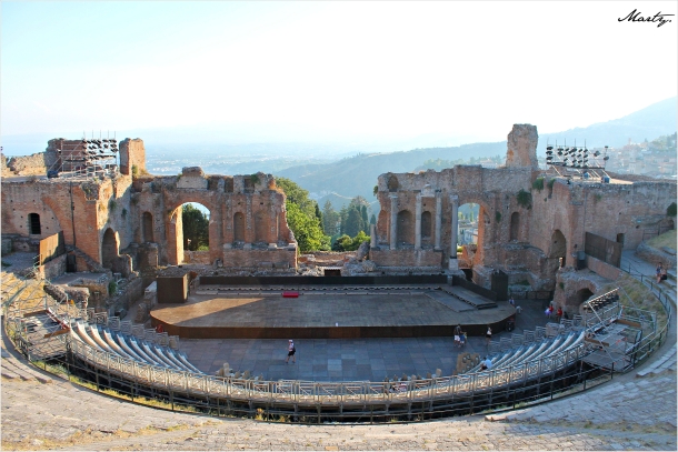 "Il teatro antico [...] ha una scenografia invidiabile."
