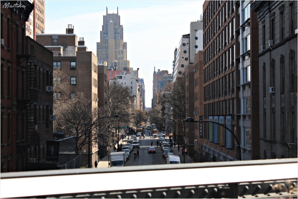 "...sopra, seguendo la High Line."