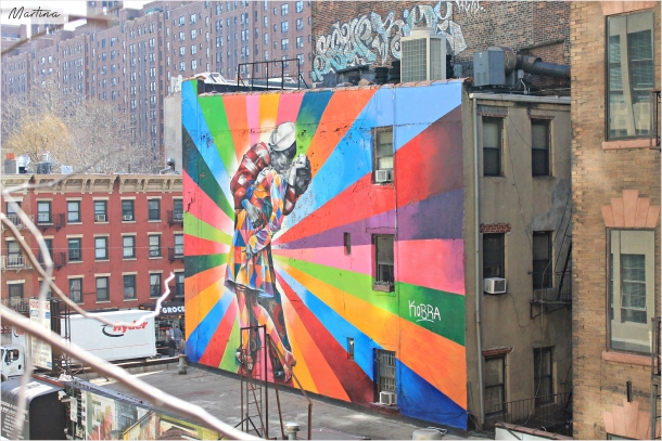 "...una rivisitazione coloratissima del famosissimo scatto del bacio a Times Square..."